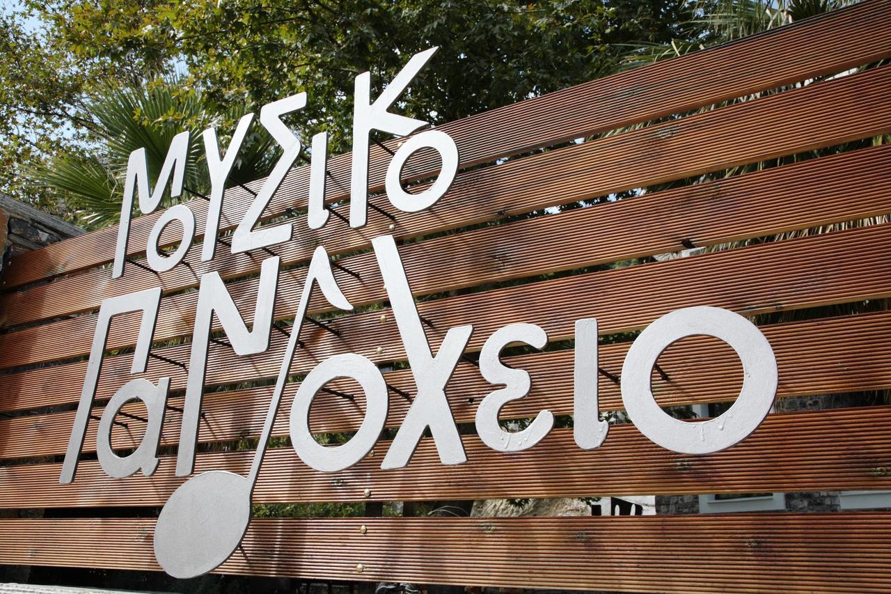 Mousiko Pandoxeio Hotel Steni Dhirfios Exterior photo